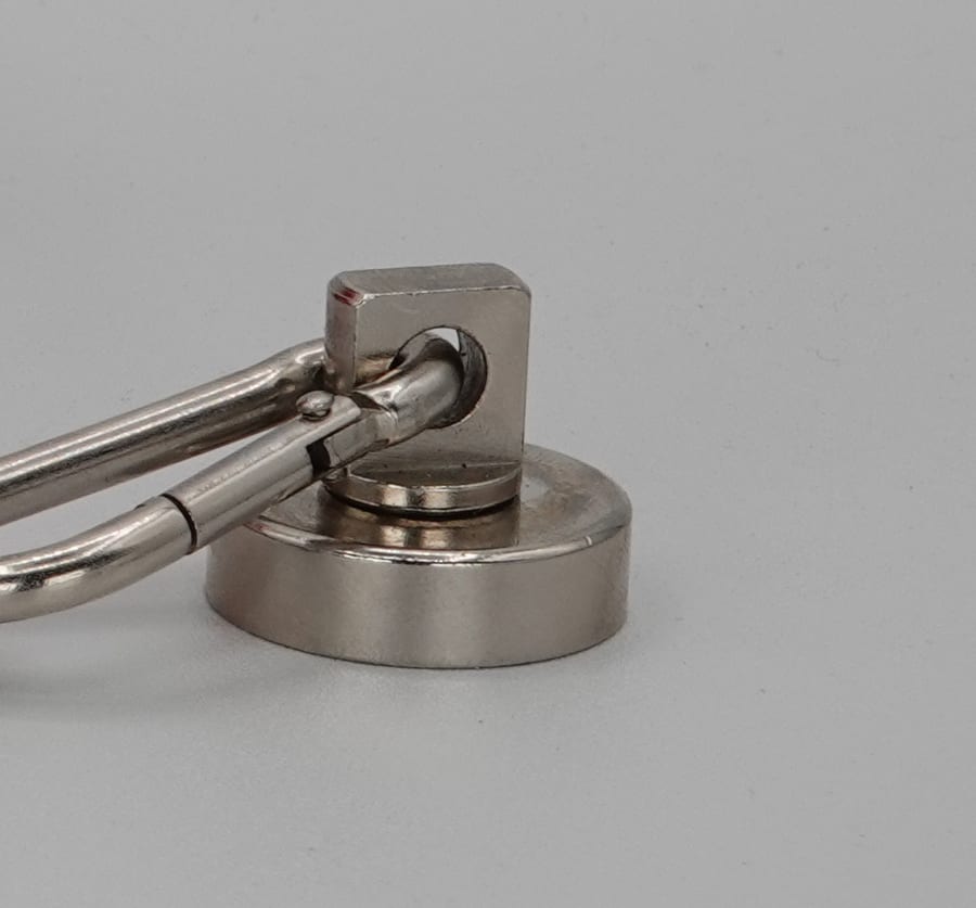 Chain retainer magnet